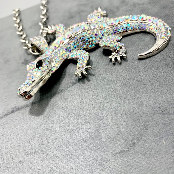 Bold sparkly large Alligator reptile rhinestone silver-tone statement necklace - Picture 5 of 12